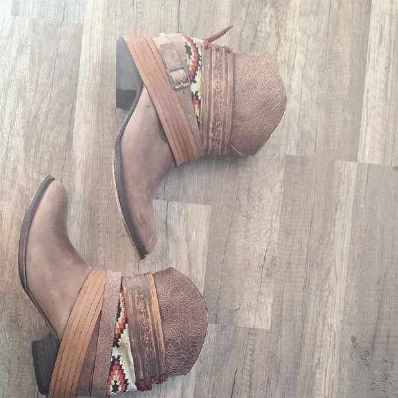 Freebird by Steven Brown/Tan " Mescal " Ankle Boots With Woven Accents 10 - Picture 4 of 8